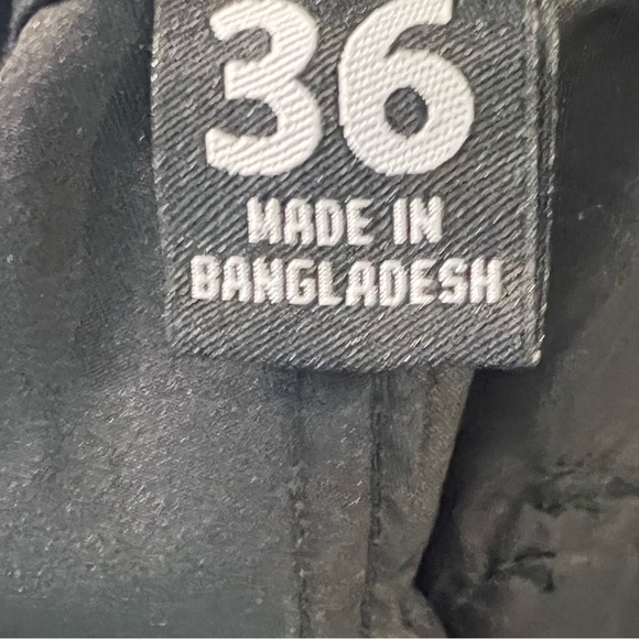 D16.23. Denali Men's Microfiber Pocket Cargo Shorts Black Size 36 - Picture 4 of 8